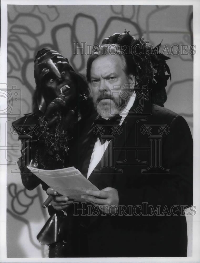 Press Photo Orson Welles guests stars on Rowan and Martin's Boo-In - cvp21613 - Historic Images