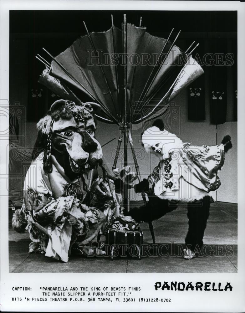 1990 Press Photo Panderella And The King Of Beasts Finds The Magic Slipper - Historic Images