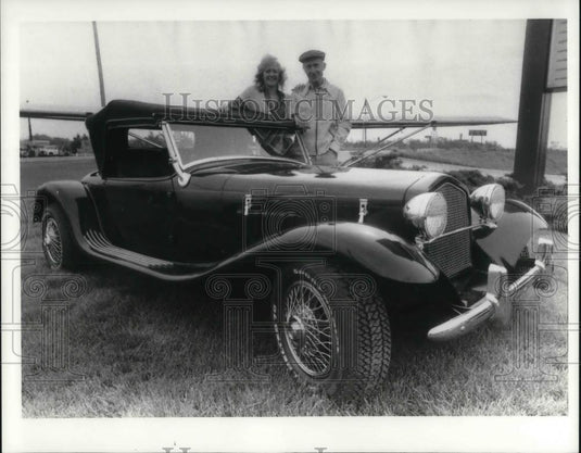 1982 Press Photo Debbie Childs and Ray Headly with Apache II car - cvp20846 - Historic Images