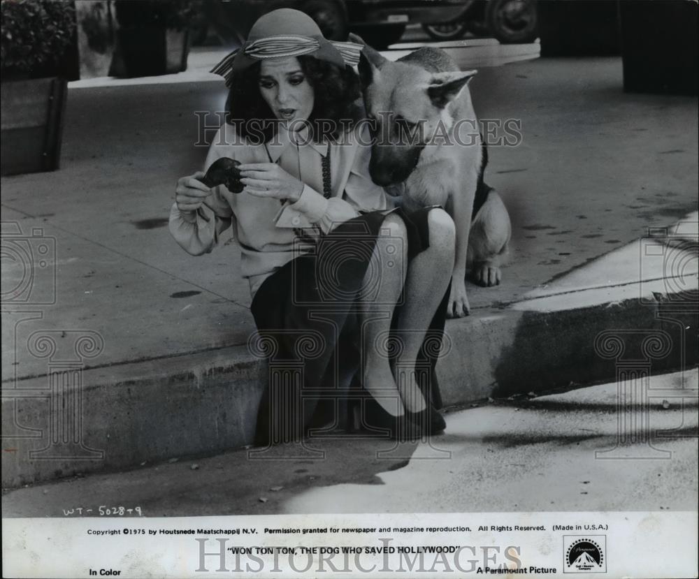 1976 Press Photo Madeline Kahn in "Won Ton Ton, the Dog Who Saved Hollywood" - Historic Images
