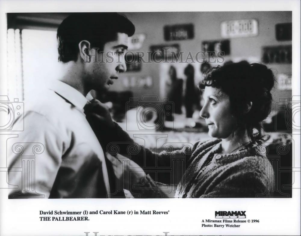 1996 Press Photo David Schwimminer and Carol Kane in "The Pallbearer" - Historic Images