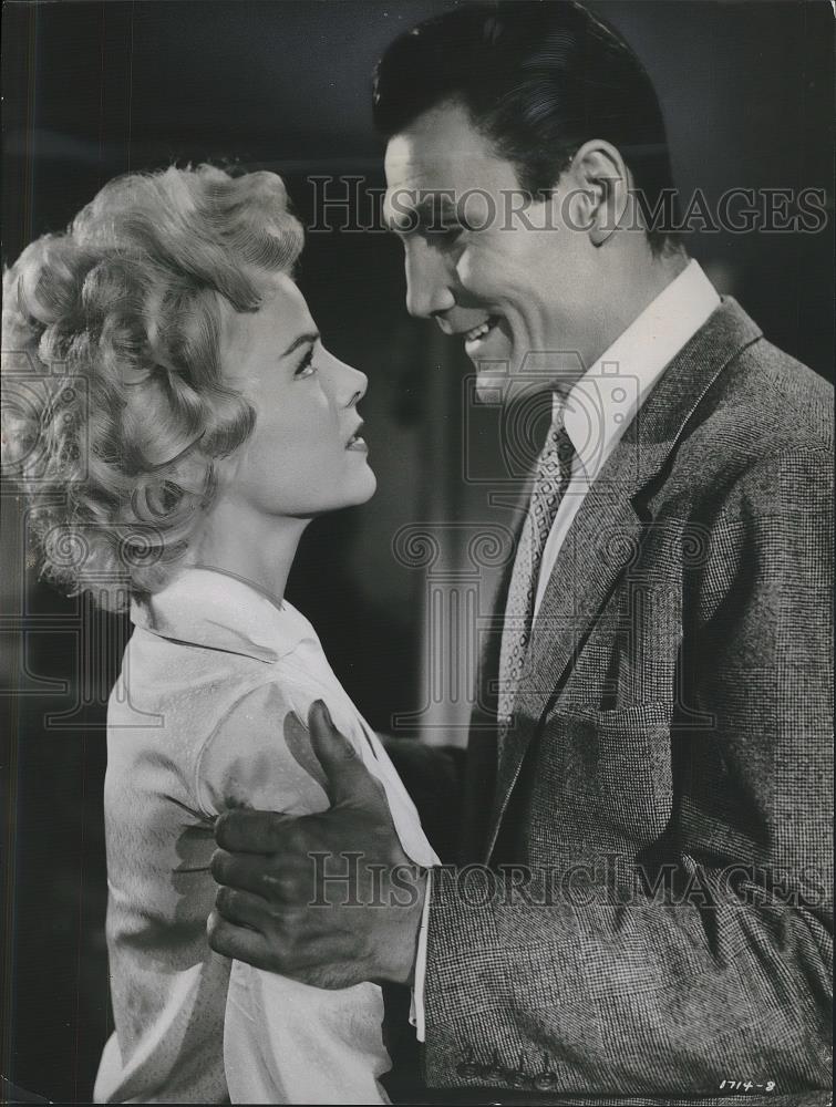 1957 Press Photo Barbara Lang and Jack Palance in The House of Numbers - Historic Images