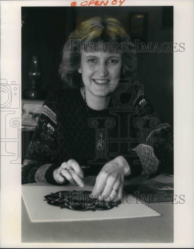 Press Photo Artist Roxann Hutchinson Papercutting of Poland - cvp24223 - Historic Images