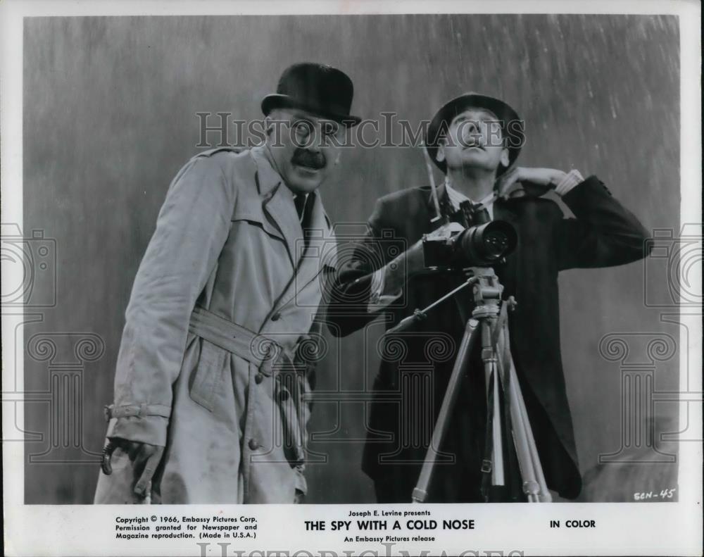 1967 Press Photo Lionel Jeffries and Eric Sykes star in The Spy with a Cold Nose - Historic Images