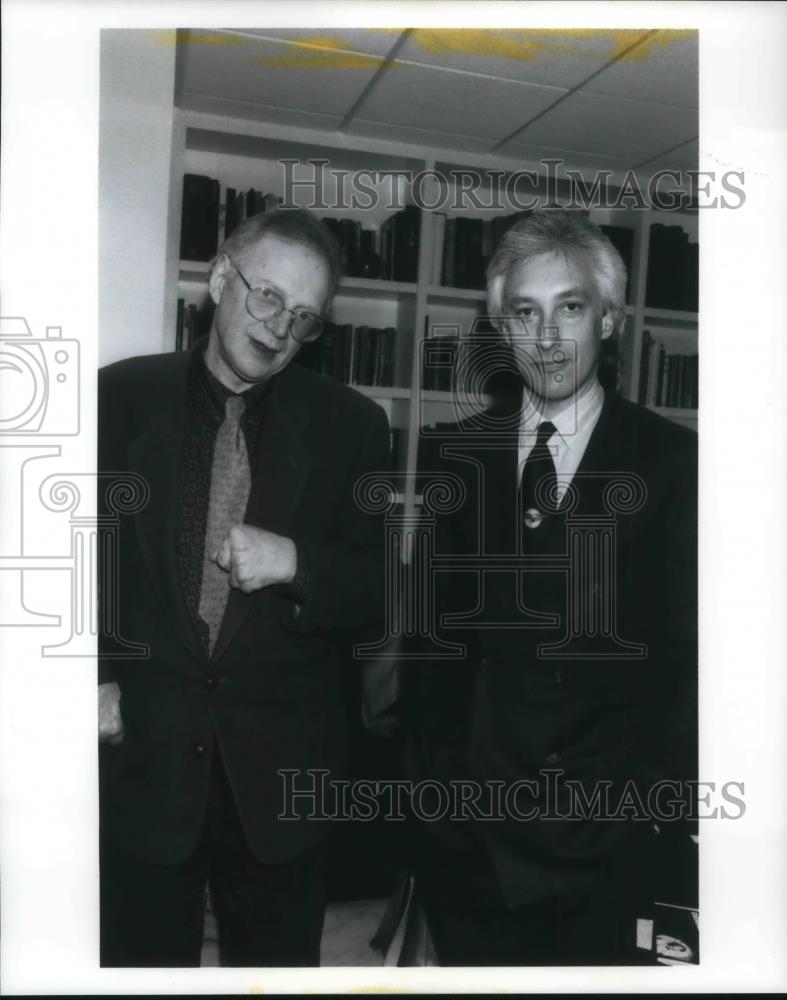 1992 Press Photo Producer Steven Bochco, singer Dennis Potter on &quot;Edge&quot; - Historic Images