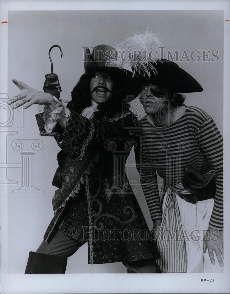 1974 Press Photo &quot;Captain Hook &amp; Helper - cvp27034 - Historic Images
