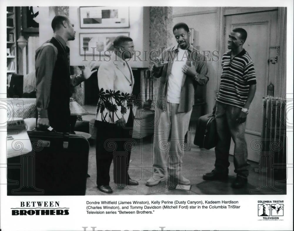 Press Photo Dondre Whitfield and Kelly Perine in BETWEEN BROTHERS - cvp24947 - Historic Images