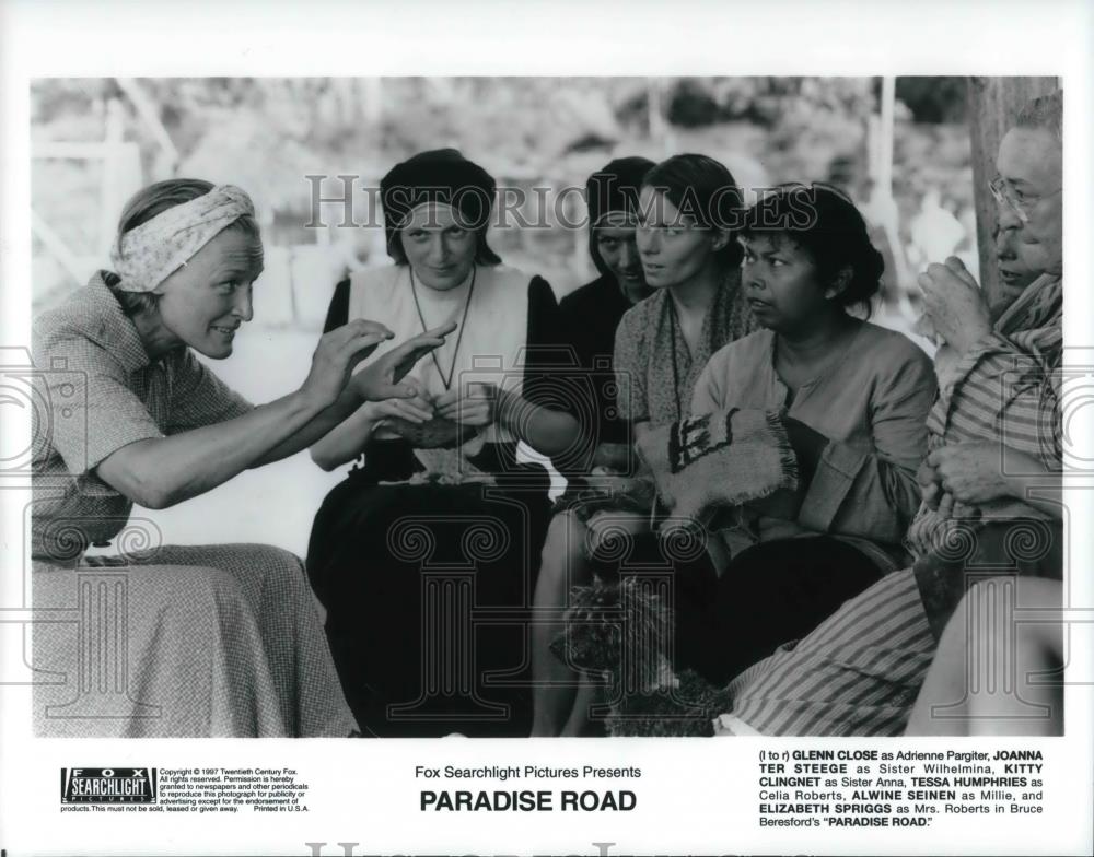 1997 Press Photo Glenn Close Joanna Ter Steege K. Clingnet in Paradise Road - Historic Images