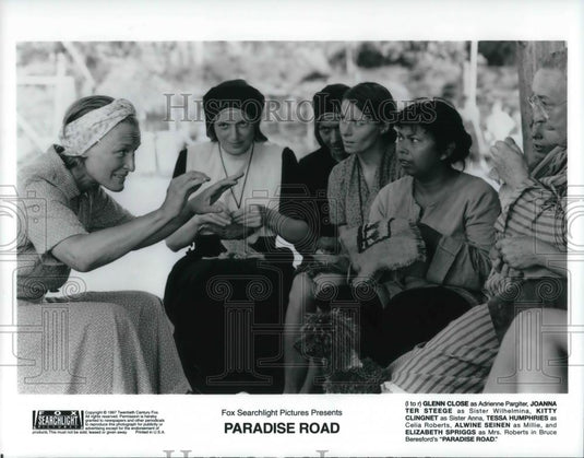 1997 Press Photo Glenn Close Joanna Ter Steege K. Clingnet in Paradise Road - Historic Images