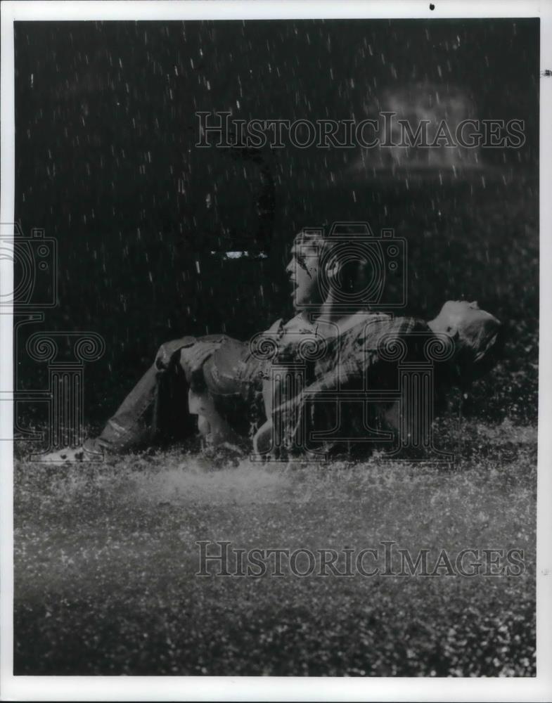 1999 Press Photo George Clooney & Erik Von Detten in ER - cvp20552 - Historic Images