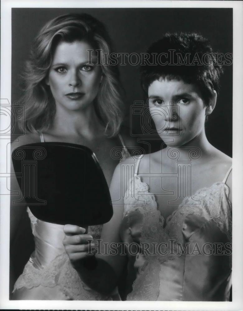 1988 Press Photo Mare Winningham and Judy Ledford in Who is Julia? - cvp21380 - Historic Images