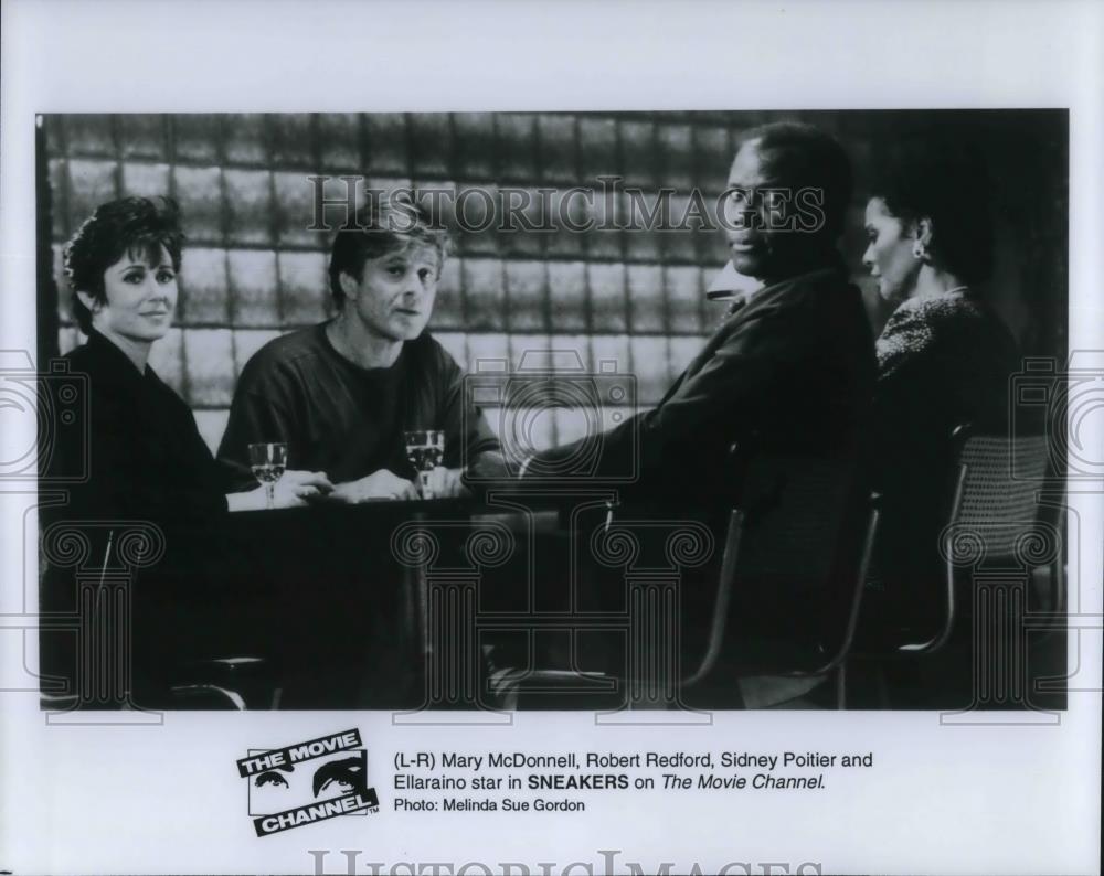 1994 Press Photo Mary McDonnell Robert Redford Sidney Poitier Ellaraino Sneakers - Historic Images