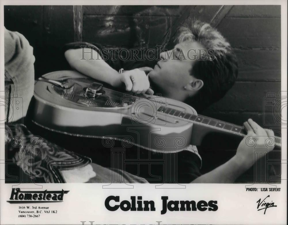 1990 Press Photo Colin James holding a guitar - cvp20446 - Historic Images