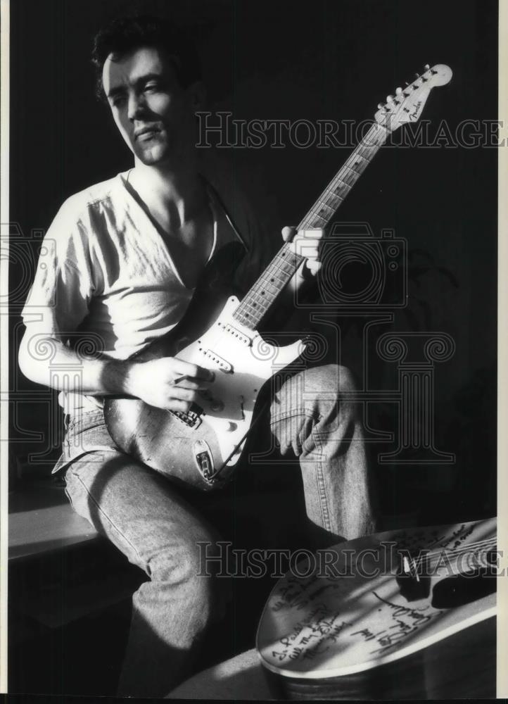 1990 Press Photo Actor Paul Hipp plays a Fender Stratorcast guitar - cvp21210 - Historic Images