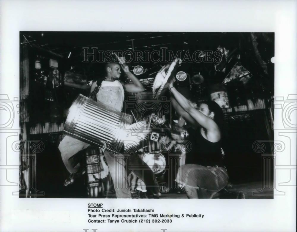 1998 Press Photo Scene from the play Stomp - cvp23682 - Historic Images