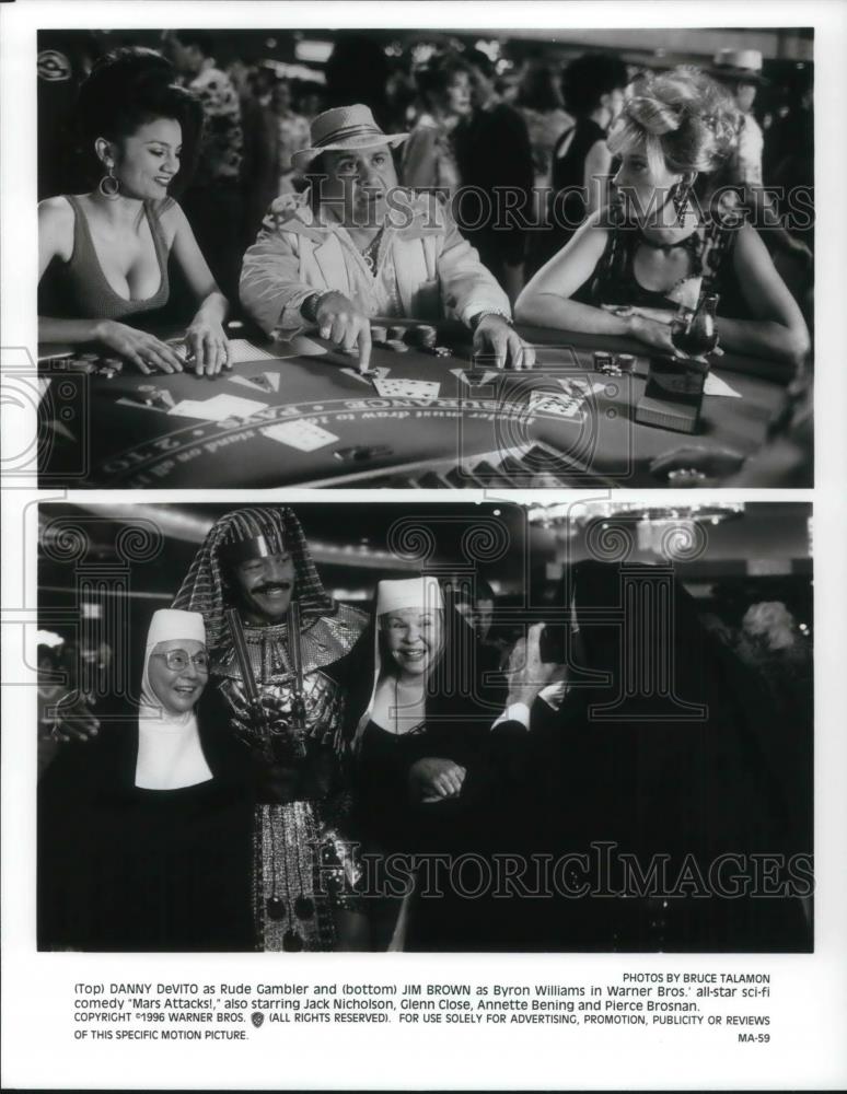1996 Press Photo Danny Devito and Jim Brown in Mars Attacks - cvp22757 - Historic Images
