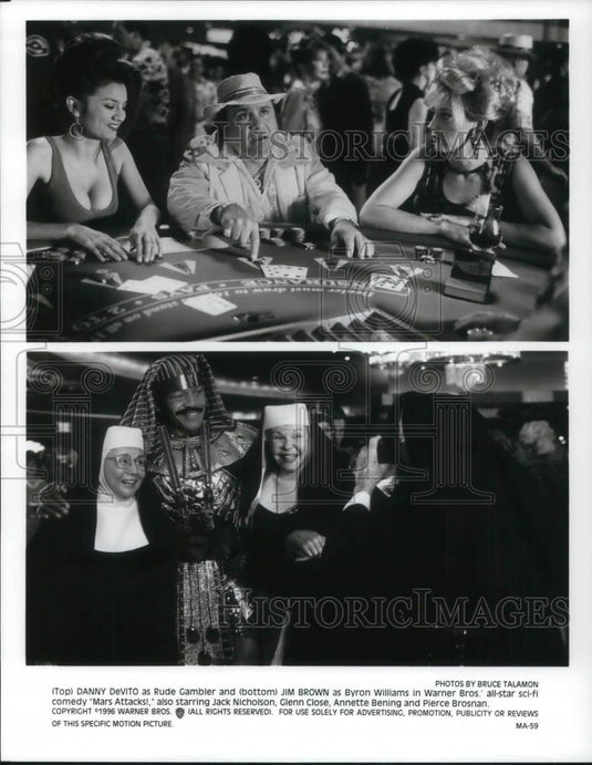 1996 Press Photo Danny Devito and Jim Brown in Mars Attacks - cvp22757 - Historic Images