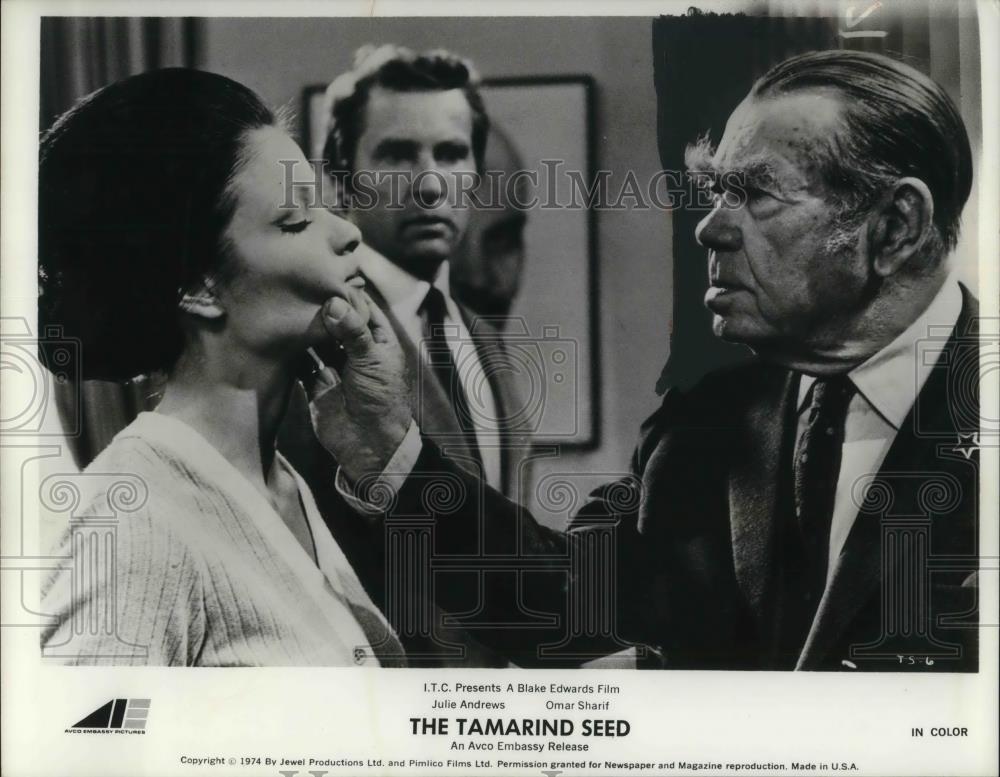 1974 Press Photo Oscar Homolka and Sylvia Sims star in The Tamarind Seed - Historic Images