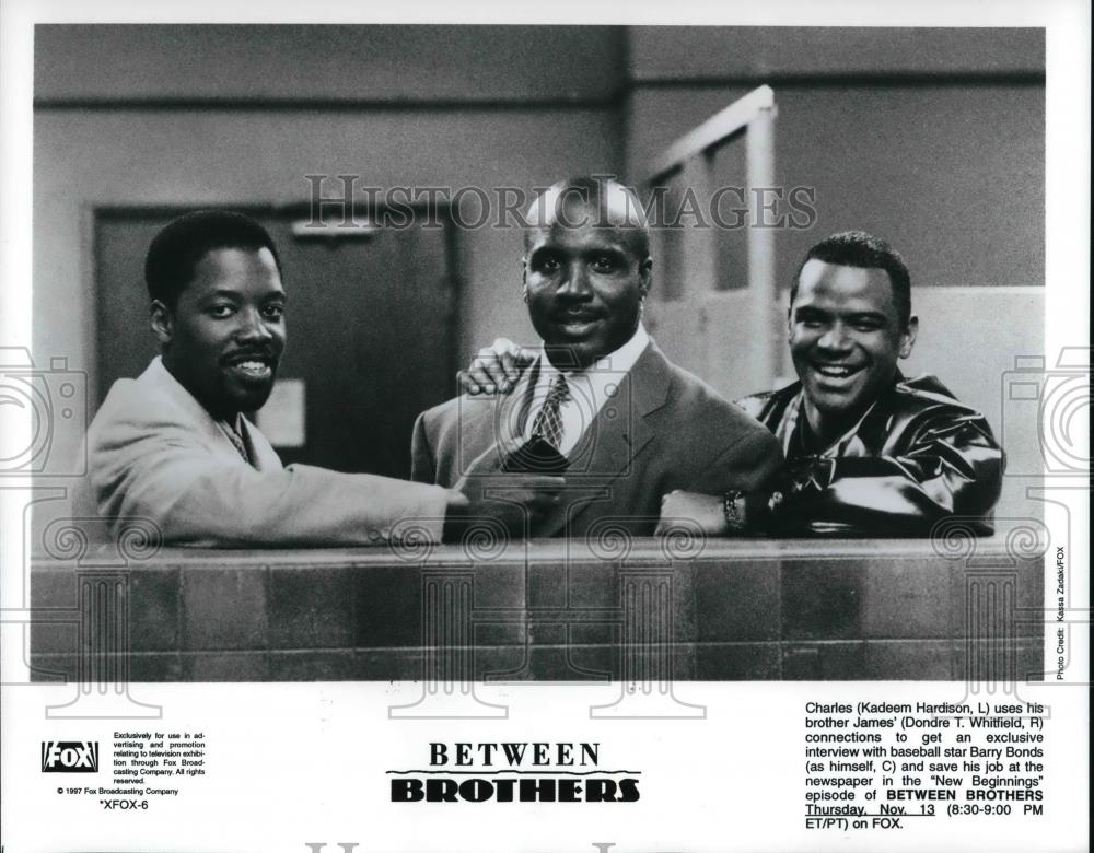Press Photo Kadeem Hardison and Dondre Whitfield in BETWEEN BROTHERS episode - Historic Images