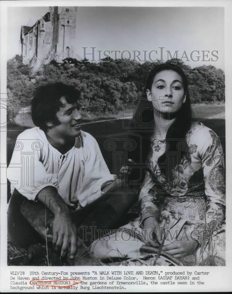 1970 Press Photo Anjelica Huston and Assaf Dayan in A Walk with Love and Death - Historic Images