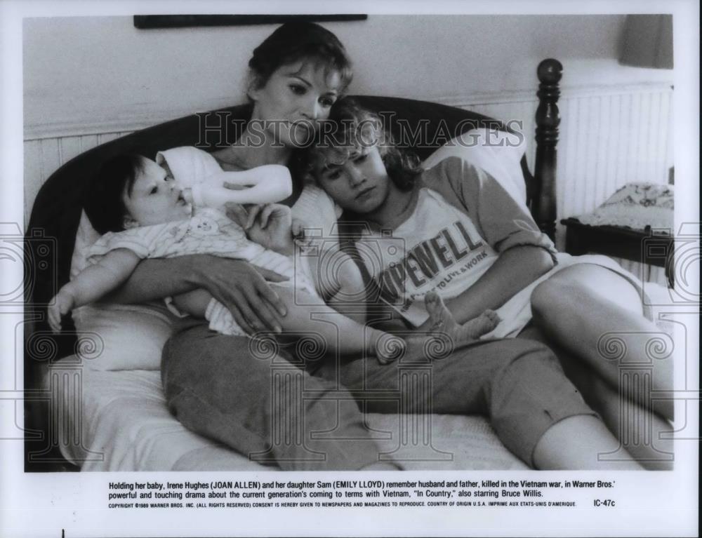 1990 Press Photo Joan Allen and Emily Lloyd star in In Country - cvp20390 - Historic Images