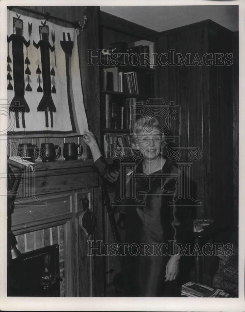 Press Photo Lady displaying arts and craft objects - cvp24343 - Historic Images