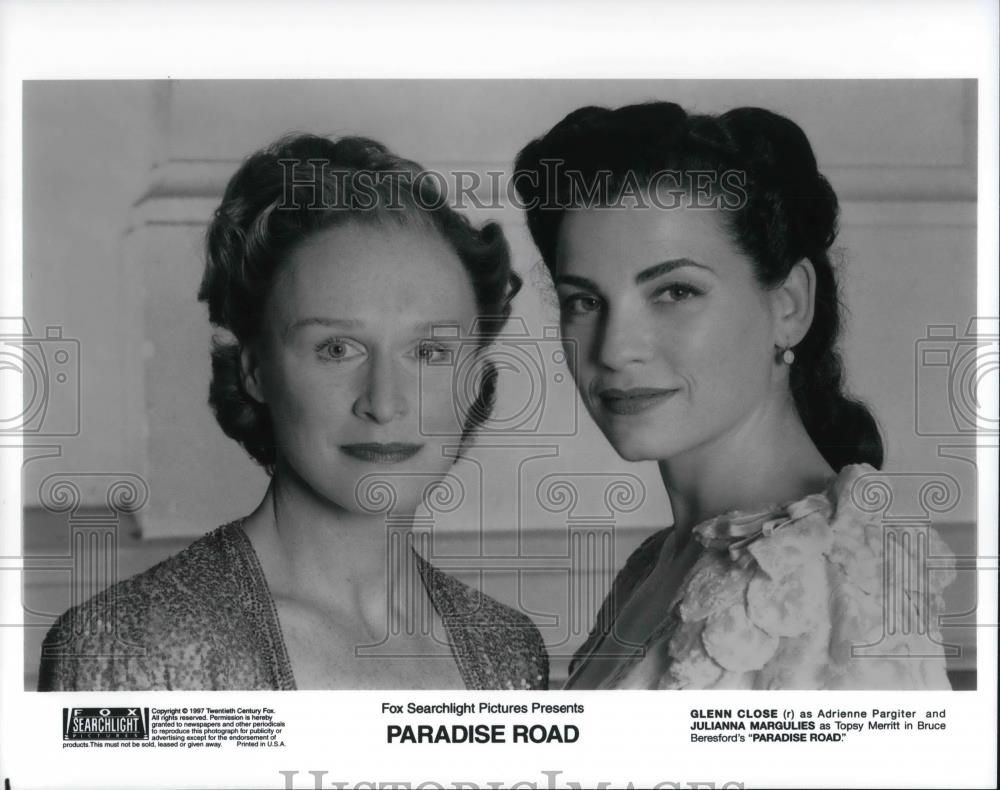 1997 Press Photo Glenn Close and Julianna Margulies in Paradise Road - cvp22529 - Historic Images