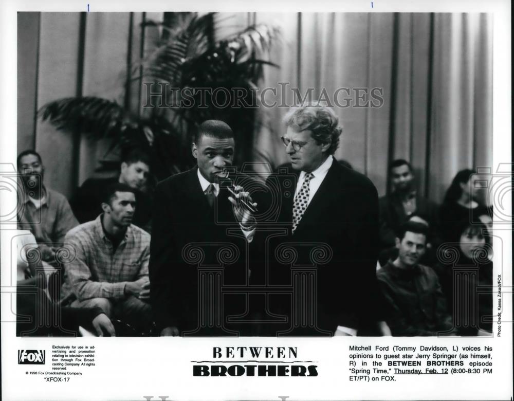 Press Photo Tommy Davidson and Jerry Springer in BETWEEN BROTHERS episode - Historic Images