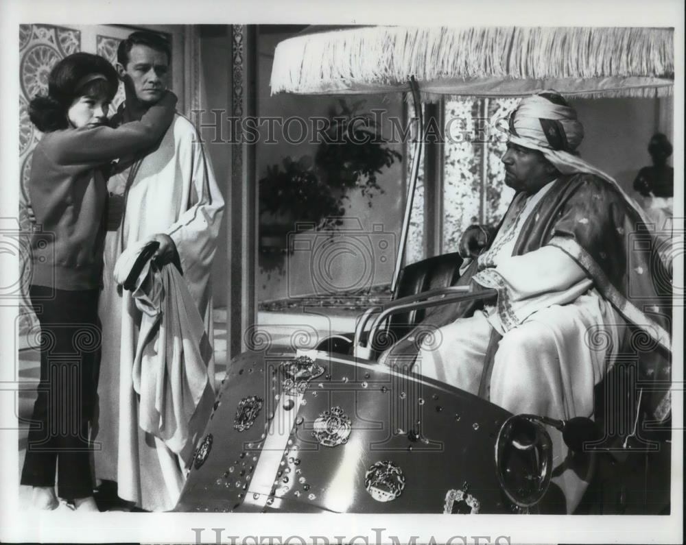 1968 Press Photo R. Crenna Shirley MacLaine in John Goldfarb, Please Come Home - Historic Images