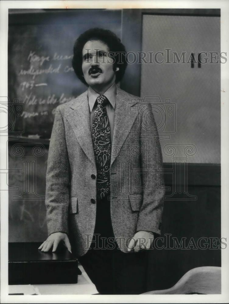 1976 Press Photo Gabriel Kaplan in "Welcome Back, Kotter" - cvp21110 - Historic Images