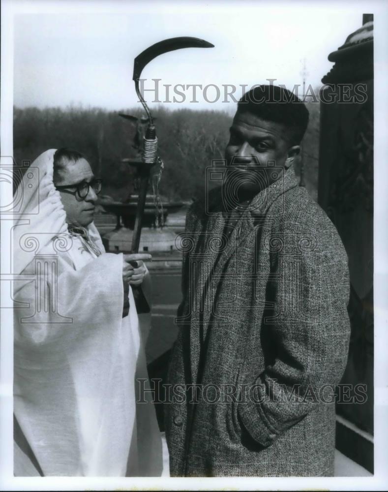 1992 Press Photo Woody Allen and Elvis MItchell on &quot;Edge&quot; - cvp22911 - Historic Images