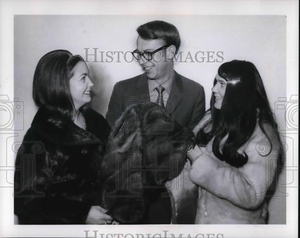 1969 Press Photo Paul King of WHK Radio and Jeffrie Mozaraki and Kathy Vasel - Historic Images