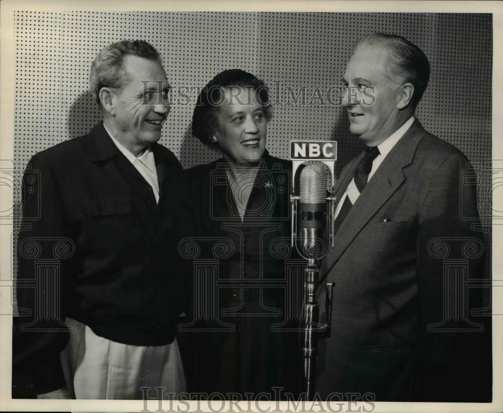 1953 Press Photo Marian And Jim Jordan With Everett Mitchell - Historic Images