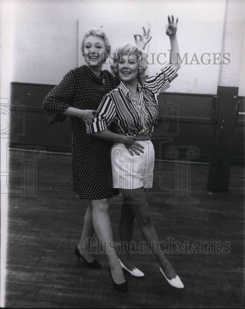 1967 Press Photo Celeste Holm as Mame and Vicki Cummings as Vera Charles in Mame - Historic Images
