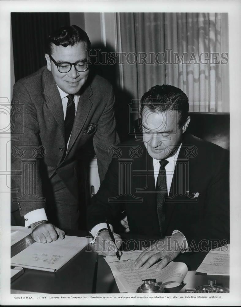 1964 Press Photo Edward Muhl signs Ross Hunter&#39;s contract with Universal - Historic Images