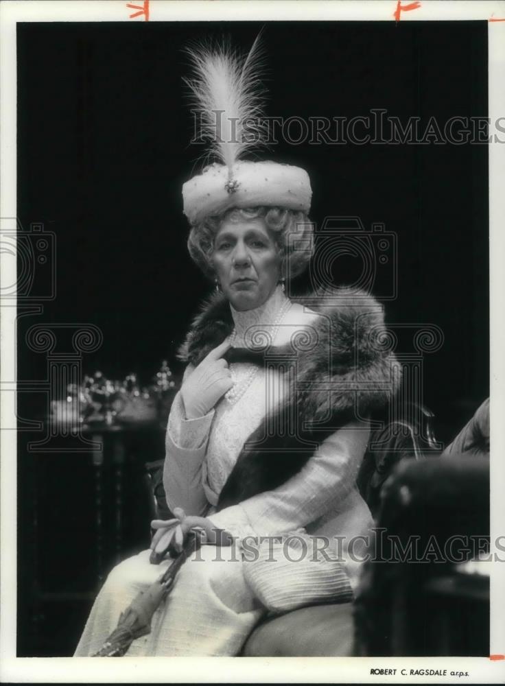 1976 Press Photo William Hutt as Lady Bracknell The Importance of Being Earnest - Historic Images