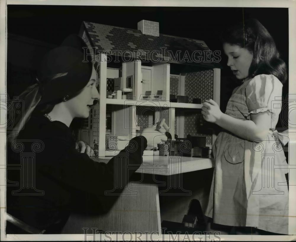 1947 Press Photo Mrs Ezio Pinza &amp; daughter Clelia &amp; a doll house display - Historic Images