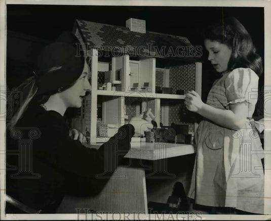 1947 Press Photo Mrs Ezio Pinza & daughter Clelia & a doll house display - Historic Images
