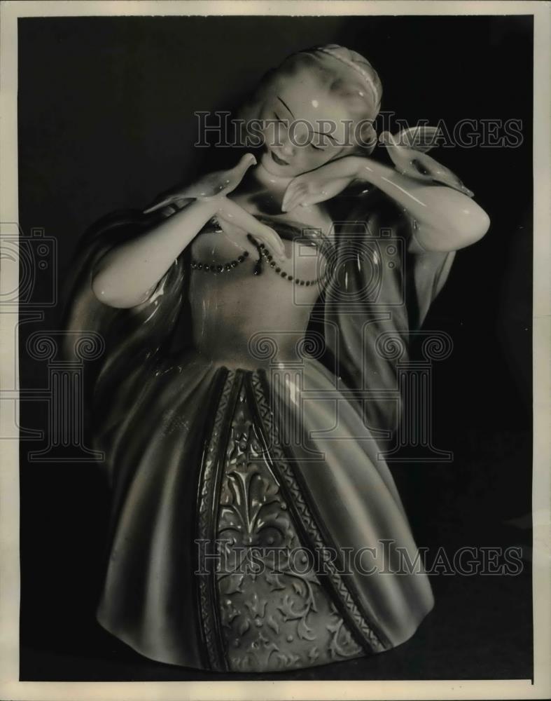 1945 Press Photo One of the best seller figurines ranged from 50-1,500 dollars - Historic Images