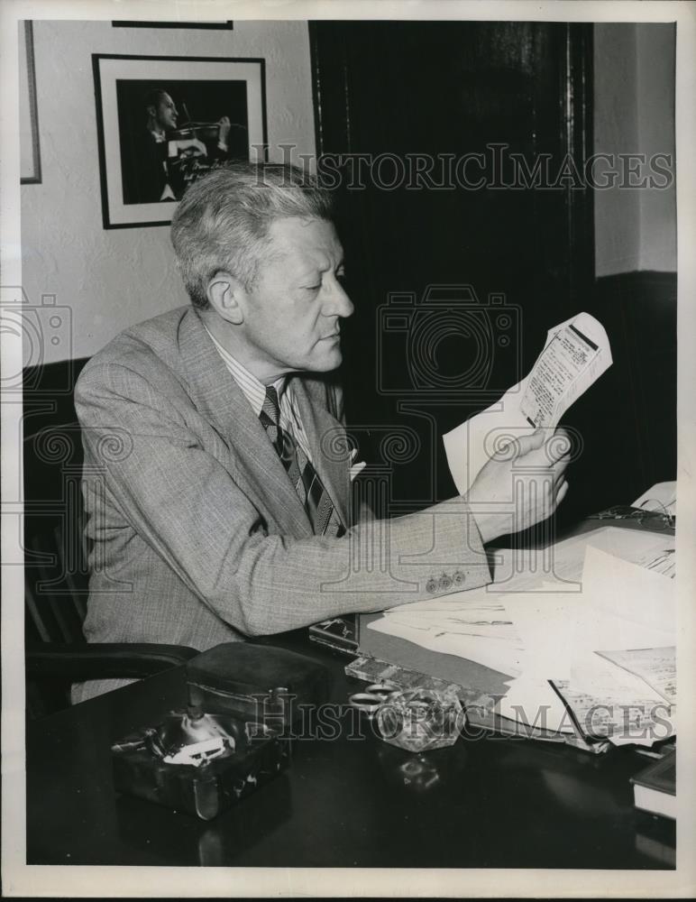 1945 Press Photo Artur Rodzinski Reading Request Letters - Historic Images