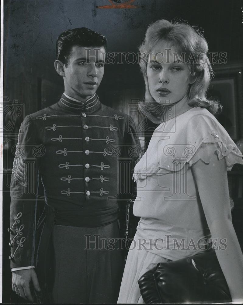 1959 Press Photo Doug Lambert Sandy Deninis The Dark At The Top Of The Stars - Historic Images