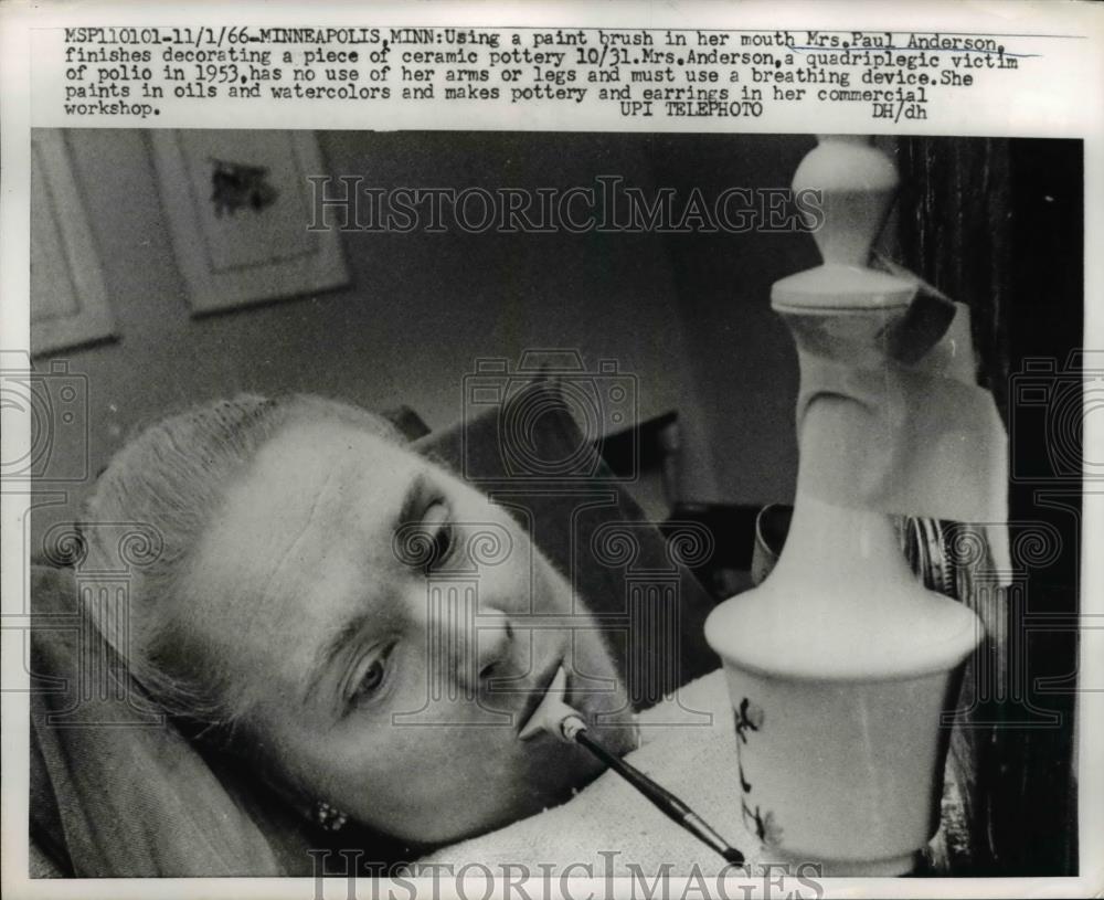 1966 Press Photo Minneapolis MN Mrs Paul Anderson paints with brush in mouth - Historic Images