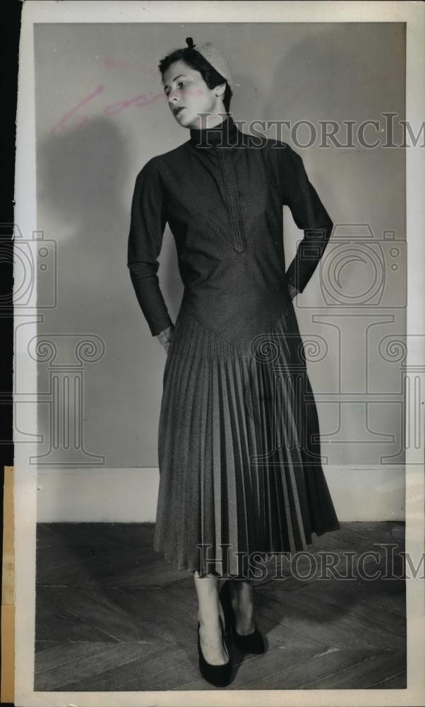 1953 Press Photo Alwyn Camble adapts the middy line to a Mandarin collared dress - Historic Images