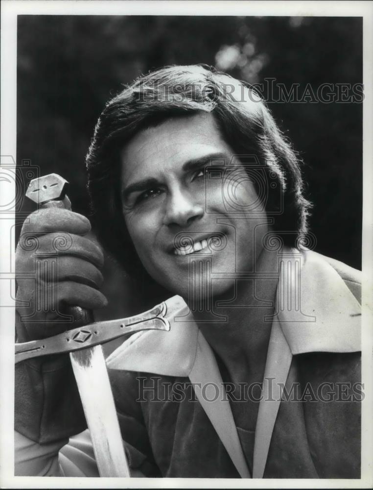 1975 Press Photo Dick Gautier stars as Robin Hood on When Things Were Rotten - Historic Images