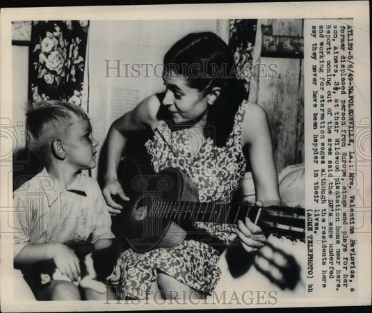 1949 Press Photo Mrs. Valentine Pavlovics singing and playing with her son - Historic Images