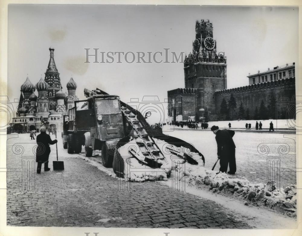 1962 Press Photo Moscow Workers Cleaning up Snow - Historic Images