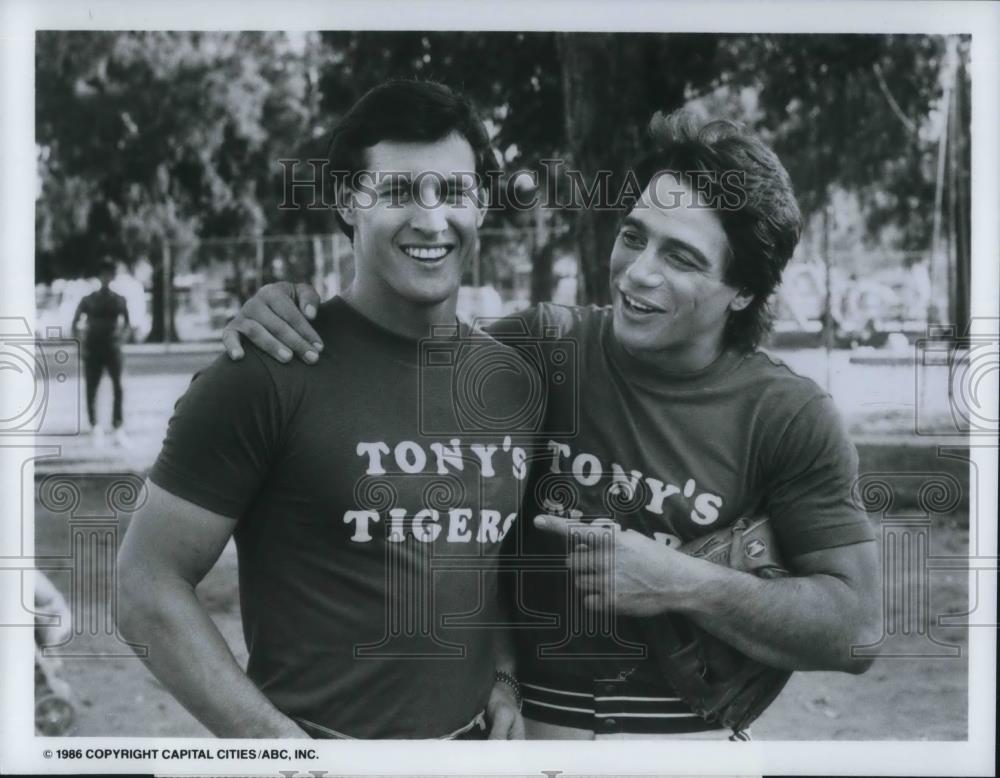 1986 Press Photo Steve Jax and Tony Danza on Who&#39;s the Boss TV show - cvp20296 - Historic Images