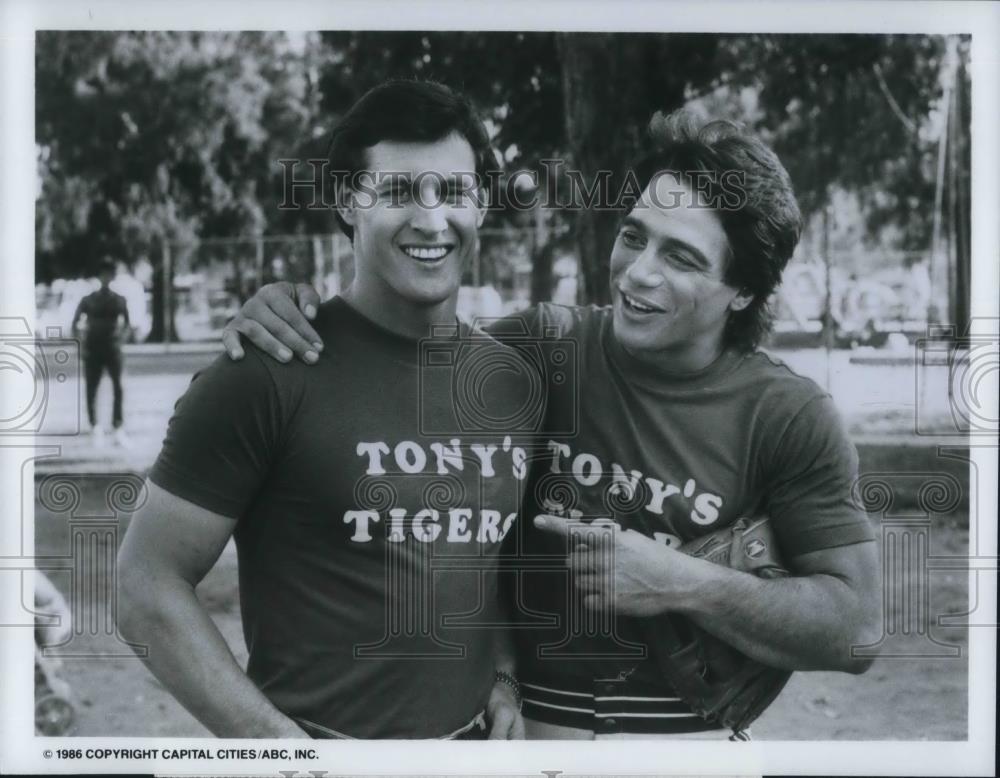 1986 Press Photo Steve Jax and Tony Danza on Who's the Boss TV show - cvp20296 - Historic Images