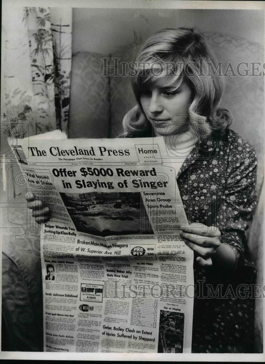 1966 Press Photo Janis Thoma reading a newspaper - Historic Images