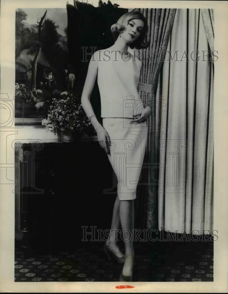 1961 Press Photo Creamy wool with scattering of silver lurex combines high - Historic Images